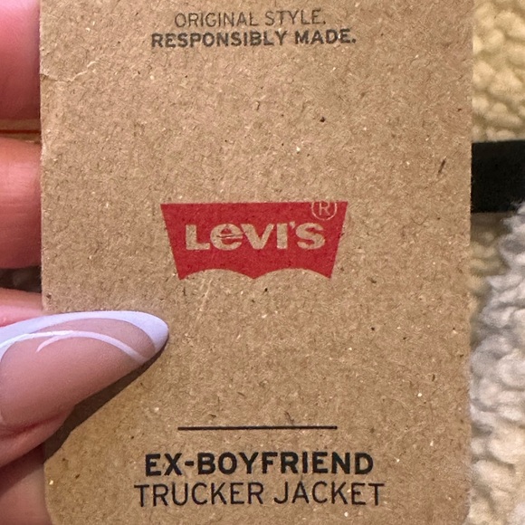 Levi’s Ex-Boyfriend Sherpa Trucker Jacket – Light Wash – Size L NWT 💙 - Picture 7 of 7